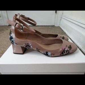 Charles & Keith pumps nude with flowers print